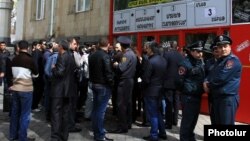 Armenia - Police officers and opposition activists stand outside the headquarters of the Founding Parliament movement, Yerevan, 7Apr2015.