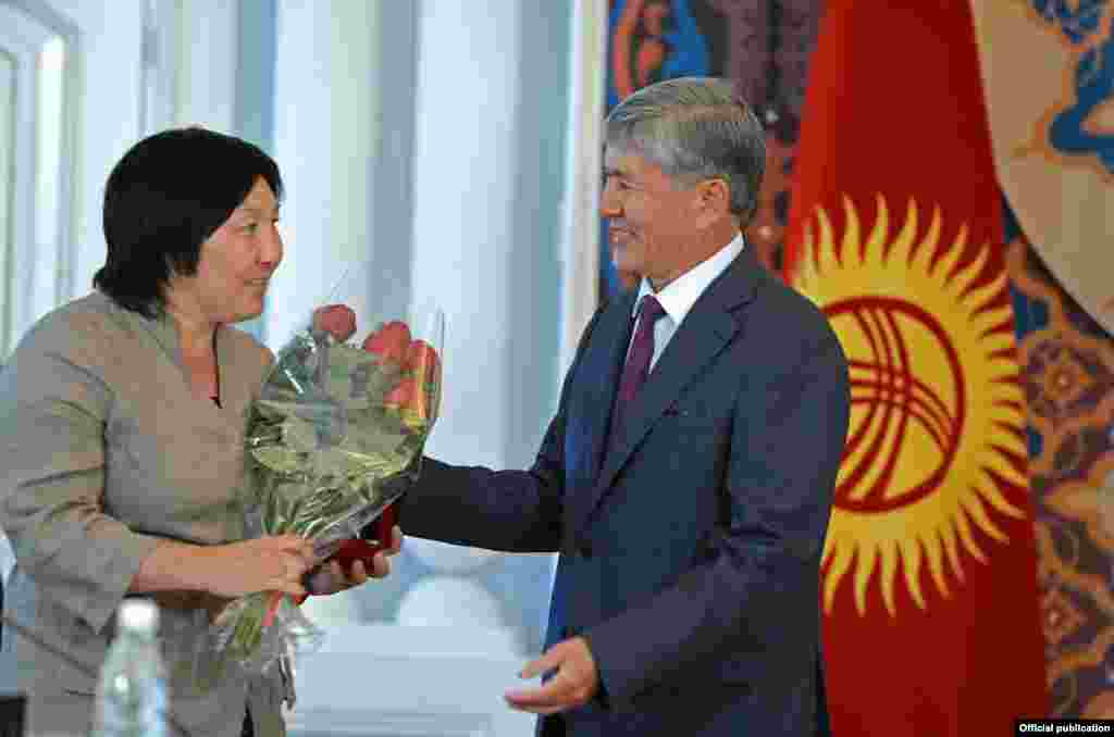 Kyrgyzstan - Bishkek, President Atambayev awards heroes who have saved during Osh events of 2010 people of different nationalities, 10. 06. 2015