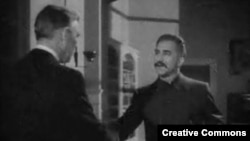 Сталин приветствует посла США. Кадр из фильма "Миссия в Москву" (1943 год)