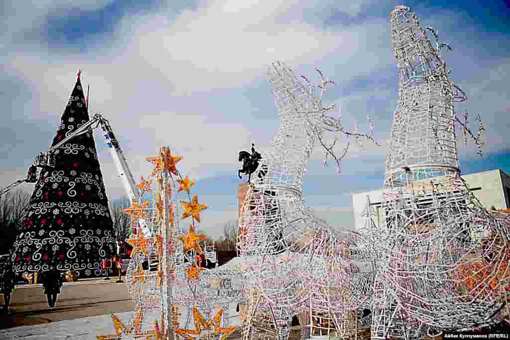 2014-жылы балатынын оюнчуктары коомчулукка жакпай, мэрияны майрамга көңүлкош мамиле жасайт деп сындагандар болгон. Ошондон кийин мэрия борбордук аянттагы балатыны кайрадан кооздолгон. 