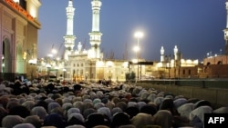 د سعودي د کې ښار په په لوی جومات کې ګڼ خلک لمونځ کوي ـ انځور له ارشيفه