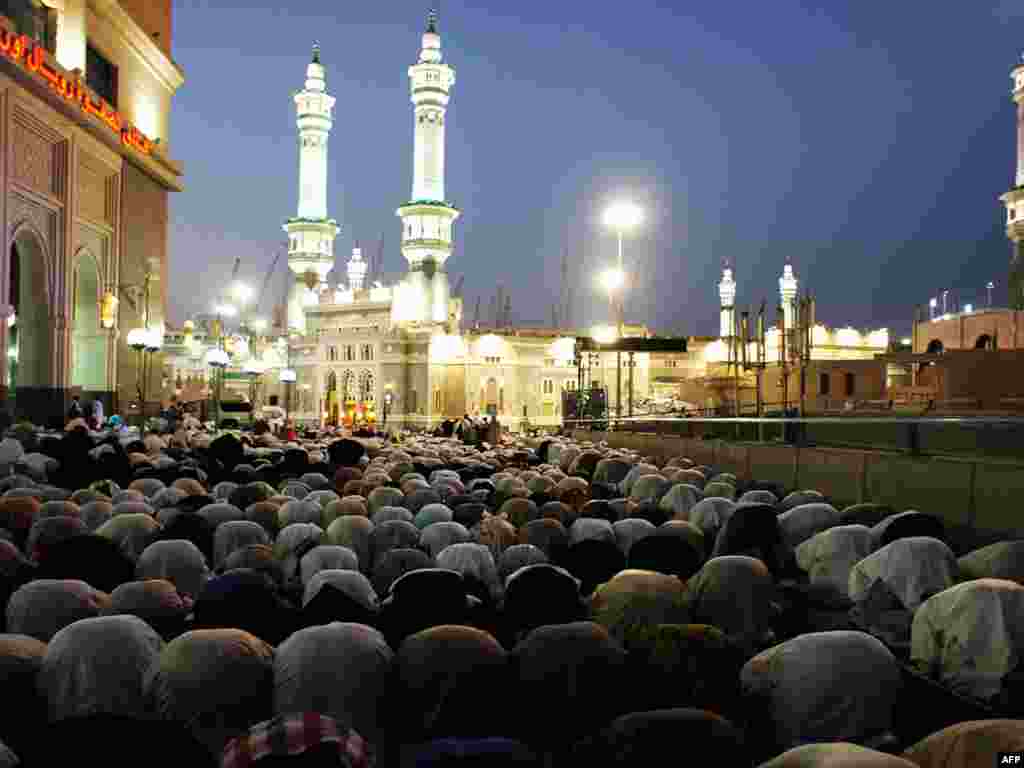 Saudi Arabia -- Muslim pilgrims perform the evening prayer near the Grand Mosque in the Saudi holy city of Mecca,12Nov2010 - SAUDI ARABIA, Mecca : Muslim pilgrims perform the evening prayer near the Grand Mosque in the Saudi holy city of Mecca on November 12, 2010. The annual pilgrimage or hajj is one of the five pillars of Islam, which must be performed at least once in their life by all believers who have the health and the means to do so. AFP PHOTO/MUSTAFA OZER 