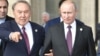 Нурсултан Назарбаев (слева) в бытность президентом Казахстана и президент России Владимир Путин на Каспийском саммите в Актау. 12 августа 2018 года.