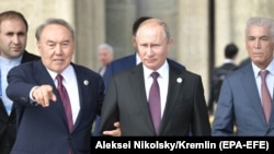 Бывший президент Казахстана Нурсултан Назарбаев (слева) и президент России Владимир Путин во время Каспийского саммита в Актау, 12 августа 2018 года.