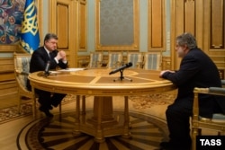 Then-Ukrainian President Petro Poroshenko (left) meets with Kolomoyskiy in Kyiv in March 2015. One analyst says that Kolomoyskiy's ties to current President Volodymyr Zelenskiy have been exaggerated. He didn't so much support Zelenskiy as he sought the ouster of Poroshenko.
