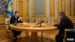 Президент України Петро Порошенко (ліворуч) та бізнесмен Ігор Коломойський під час зустрічі у Києві, 25 березня 2015