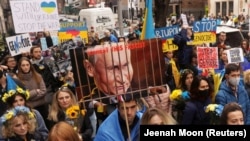 Во время акции «Стоп геноциду народа Украины» против вторжения России в Украину. Нью-Йорк, США, 9 апреля 2022 года
