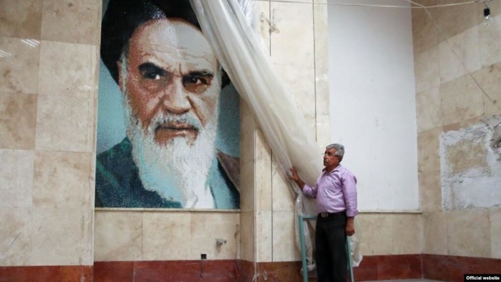 تصویری از آیت‌الله خمینی در آرامگاه او در جنوب تهران