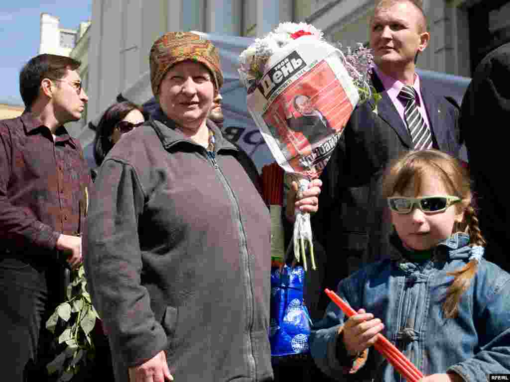 Тысячи людей пришли в "Ленком" попрощатся с Олегом Янковским