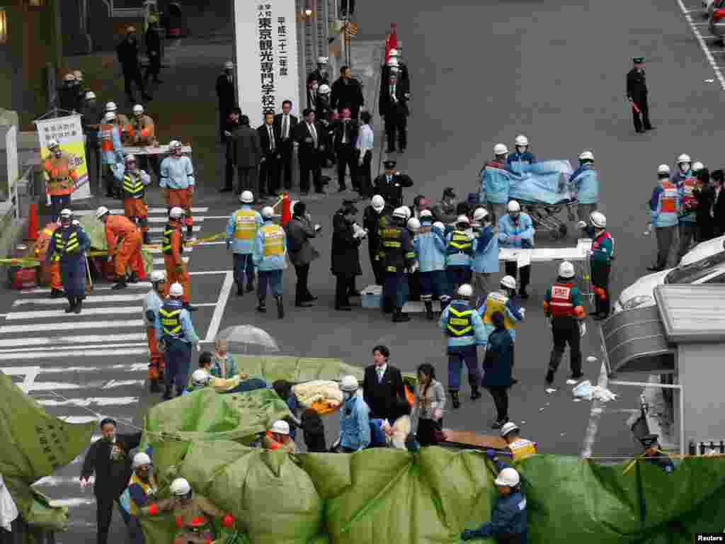 Xilasetmə xidmətinin işçiləri Tokyonun mərkəzində
