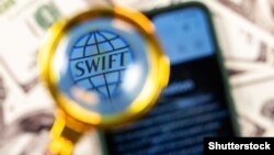 Një prej sanksioneve më të mëdha po llogaritet të jetë largimi i mundshëm i Rusisë nga sistemi SWIFT. 