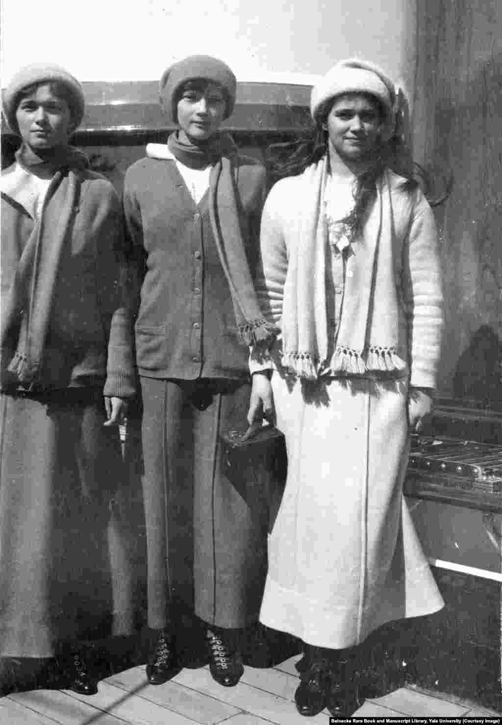 Великие княжны Ольга, Татьяна и Мария на борту &laquo;Стандарта&raquo;, 1914 год. Когда убили императорскую семью, Ольге было 22 года, Татьяне &ndash; 21 год, Марии &ndash; 19 лет.