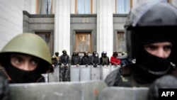 Activiști Maidan stau de pază în fața Parlamentului de la Kiev, 22 februarie 2014.