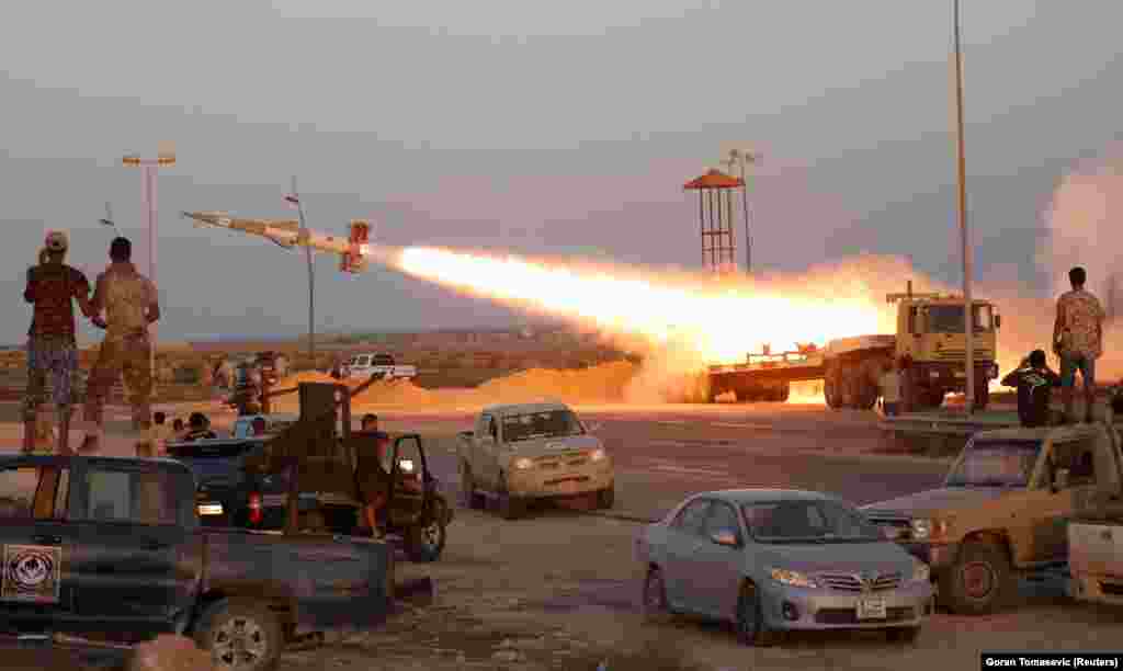Fighters of forces allied with the Libya&#39;s UN-backed government fire a rocket at Islamic State fighters in Sirte, August 2016.&nbsp;