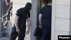 Armenia - An armed officer of the National Security Service guards an entrance to the Yerevan house of former President Serzh Sargsyan's brother Aleksandr searched by investigators, 4 July 2018.