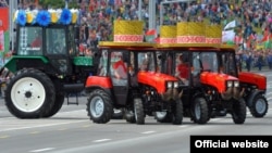 Трактары МТЗ на парадзе. Ілюстрацыйнае фота