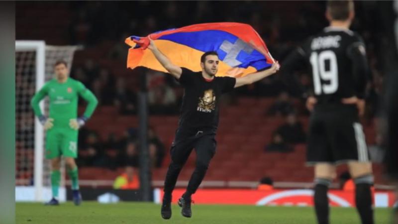 Армянский болельщик с флагом Карабаха выбежал на поле во время футбольного матча между лондонским «Арсеналом» и командой из Азербайджана 