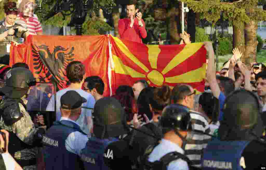 Demonstranti drže zavezane albansku i makedonsku zastavu