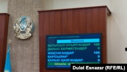 Голоса депутатов на табло в мажилисе парламента Казахстана. Иллюстративное фото.