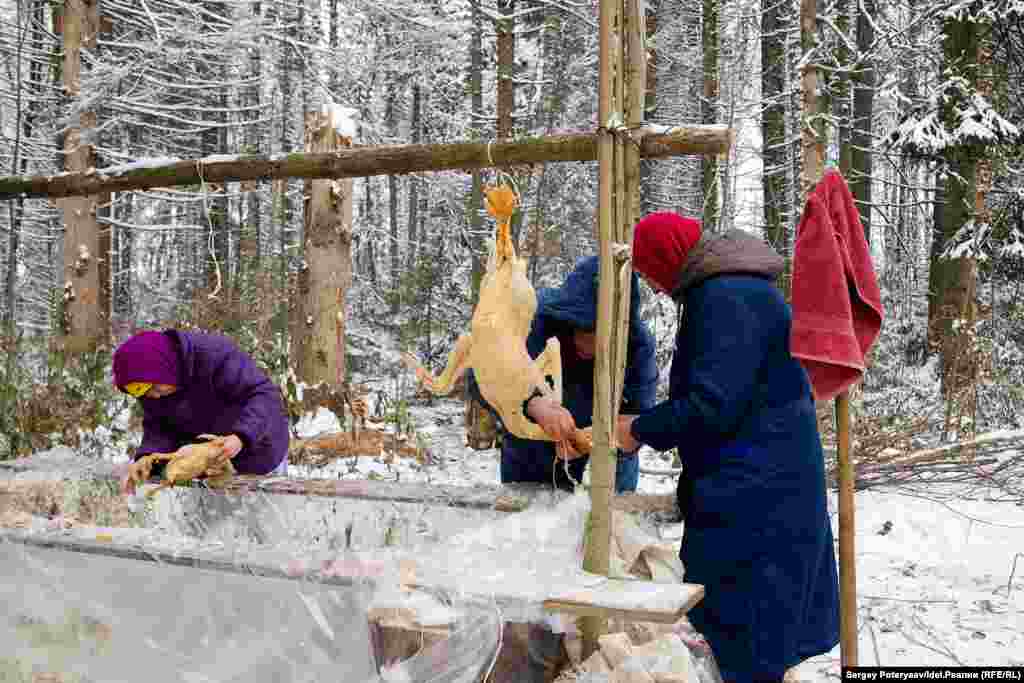 Most of the Mari who come to pray are middle-aged or older. Some members of the community say that young people are not interested in practicing their traditions. 