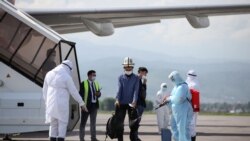 Санобработка у трапа самолета.