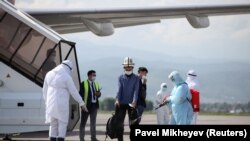 Санҷиши мусофирон аз назари COVID-19 дар як фурудгоҳи Қазоқистон