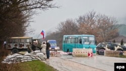 Блок-пост пророссийских боевиков на трассе Симферополь — Севастополь, Крым, февраль 2014 года.