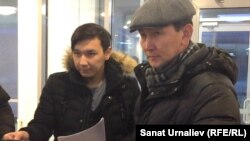 "Уральская неделья" газетінің тілшісі Азамат Мұқанов (сол жақта) пен "Журналистік бастама" ЖШС басшысы Лұқпан Ахмедьяров Орал қалалық №2 сотында. 26 қаңтар 2017 жыл. 