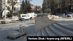 Исторический парапет в сквере на площади Лазарева восстанавливают