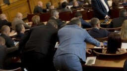 Промените бяха приети с гласовете на ГЕРБ, ДПС и част от "Обединени патриоти".