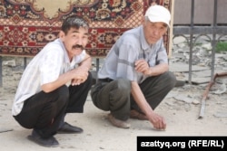 Жители Жанаозена Даулет Тогжанов (слева) и Жалгасбай Толебаев (справа), 28 апреля 2012 года.