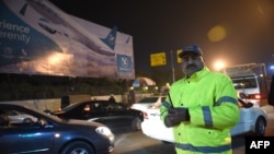 Një polic pakistanez kontrollon trafikun në hyrje të aeroportit "Benazir Bhutto" në Islamabad 