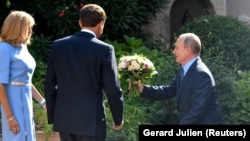 Президент России Владимир Путин во время встречи с президентом Франции Эмманюэлем Макроном и его женой Бриджит Макрон