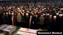 آیتالله علی خامنهای و مقامهای دیگر ایران حین نماز جنازه قاسم سلیمانی