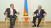 სომხეთის პრეზიდენტი სერჟ სარქისიანი 9მარჯვნივ) და რუსეთის საგარეო საქმეთა მინისტრი სერგეი ლავროვი ერევანში (2012 წლის 3 აპრილი).