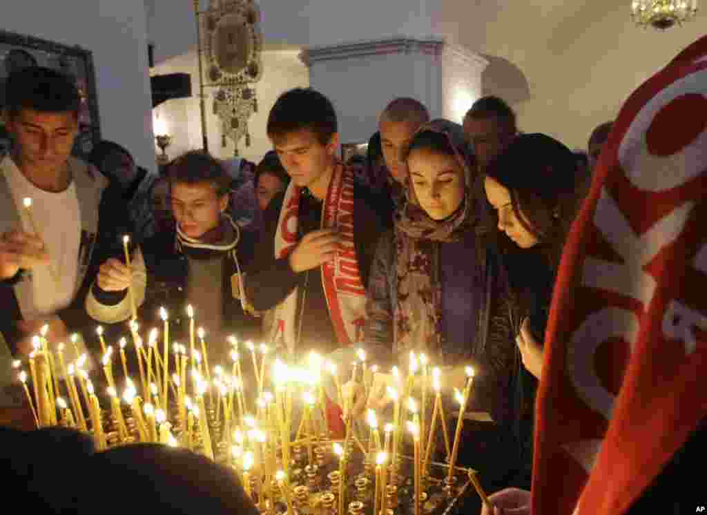 Thousands of Lokomotiv Yaroslavl fans attended a commemorative service at a church in the city a day after the disaster. 