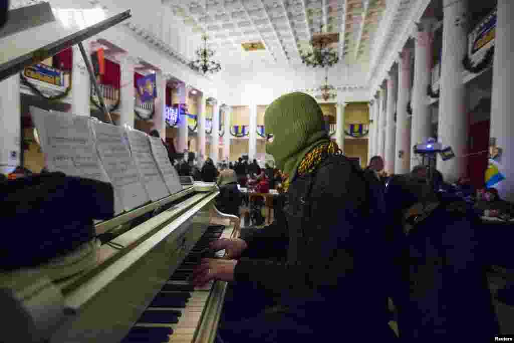 Пианист в маске, здание Киевской городской администрации