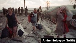 Беженцы покидают Сухуми, 28 сентября 1993 г.