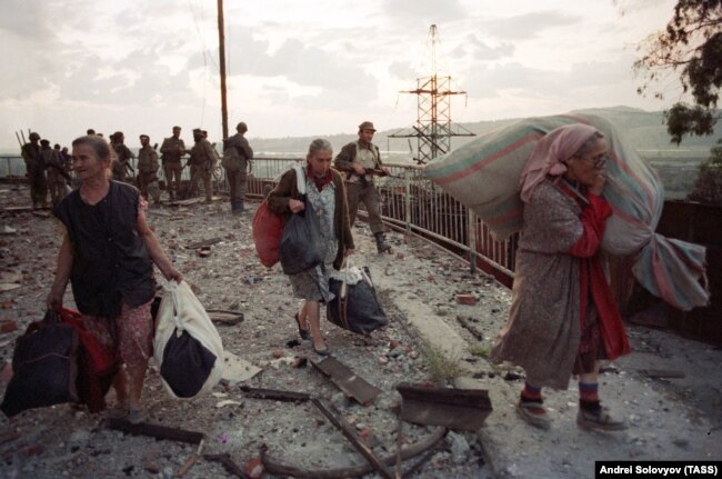 Жители Сухуми покидают разрушенный город во время грузино-абхазского конфликта, 1993 год / Фото из архива
