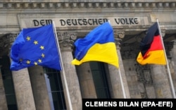 Флаги Евросоюза, Украины и Германии у здания Райхстага в день, когда к немецкому парламенту – Бундестагу – обратился через видеосвязь президент Украины. Берлин, 17 марта 2022 года