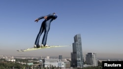 Алматыда тұғырдан шаңғымен секіріп жаттығу жасап жүрген спортшы (көрнекі сурет)