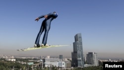 Спортсмен тренируется в прыжках с трамплина с платформы в Алматы. Иллюстративное фото