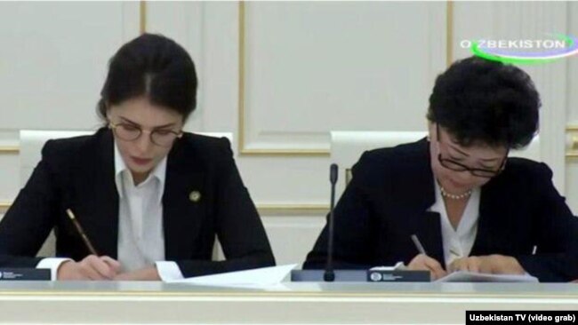 Шахноза Умарова (слева) с министром дошкольного образования Агриппиной Шин.