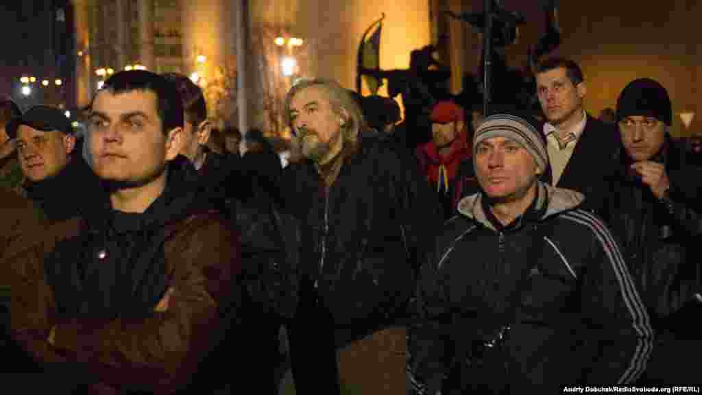 Під час мітингу прихильників блокади на Майдані Незалежності. Кількасот прихильників блокади, за їхніми словами, торгівлі з окупованими частинами Донбасу зібралися на увечері 13 березня у центрі столиці. Вони критикували дії силовиків, які 13 березня затримали кількадесят людей біля місць блокування на сході України, вилучивши зброю. Пізніше рушили до Адміністрації президента, де висловивши аналогічні вимоги, розійшлися. Раніше в понеділок Національна поліція і Служба безпеки України повідомили, що затримали 43 особи на місці блокування на станції Кривий Торець на Донеччині, їх доставили до відділків поліції. Київ, 13 березня 2017 року ПЕРЕГЛЯНЬТЕ ВІДЕО