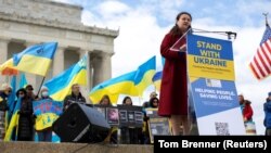 Посол Украины в США Оксана Маркарова выступает на митинге в поддержку Украины во время масштабной вооруженной агрессии России. Вашингтон, 27 марта 2022 года