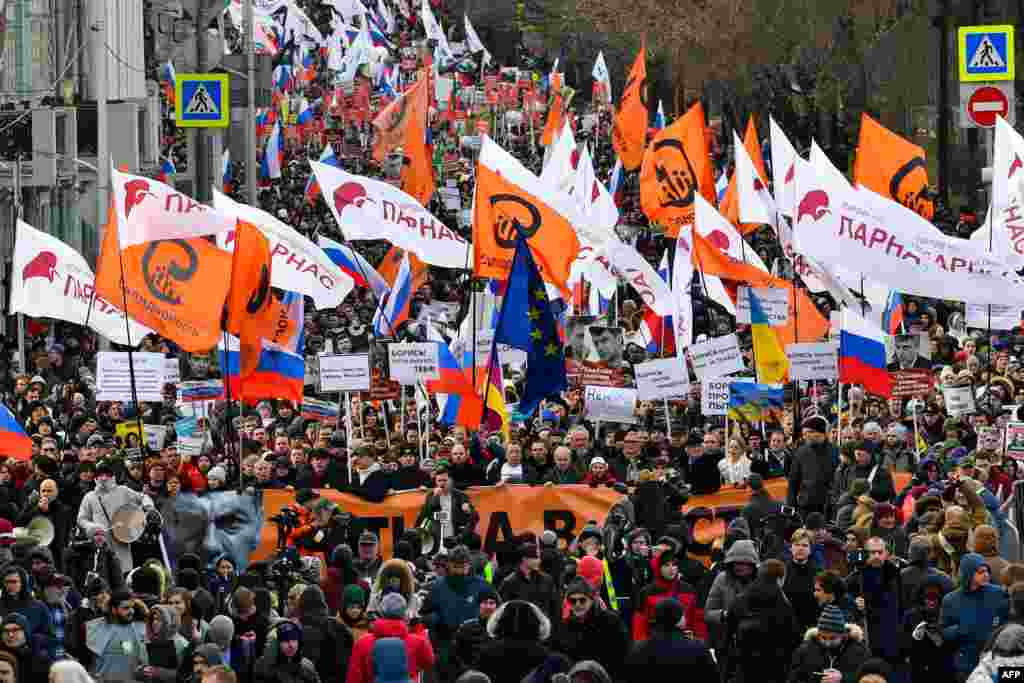 Колонна людей на Марше Немцова в Москве.