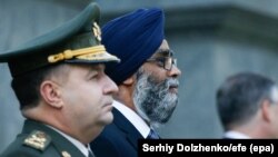 Міністр оборони України Степан Полторак (ліворуч) та його канадський колега Харджит Сінгх Сейджжан