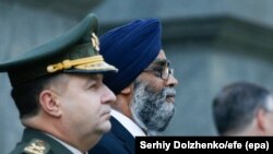 Ukraina ve Canada Mudafaa nazirleri Stepan Poltorak (soldan) ve Harjit Singh Sajjan
