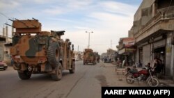 Vehicule militare turcești la Atareb, sudul provinciei siriene Idlib, 3 februarie 2020.