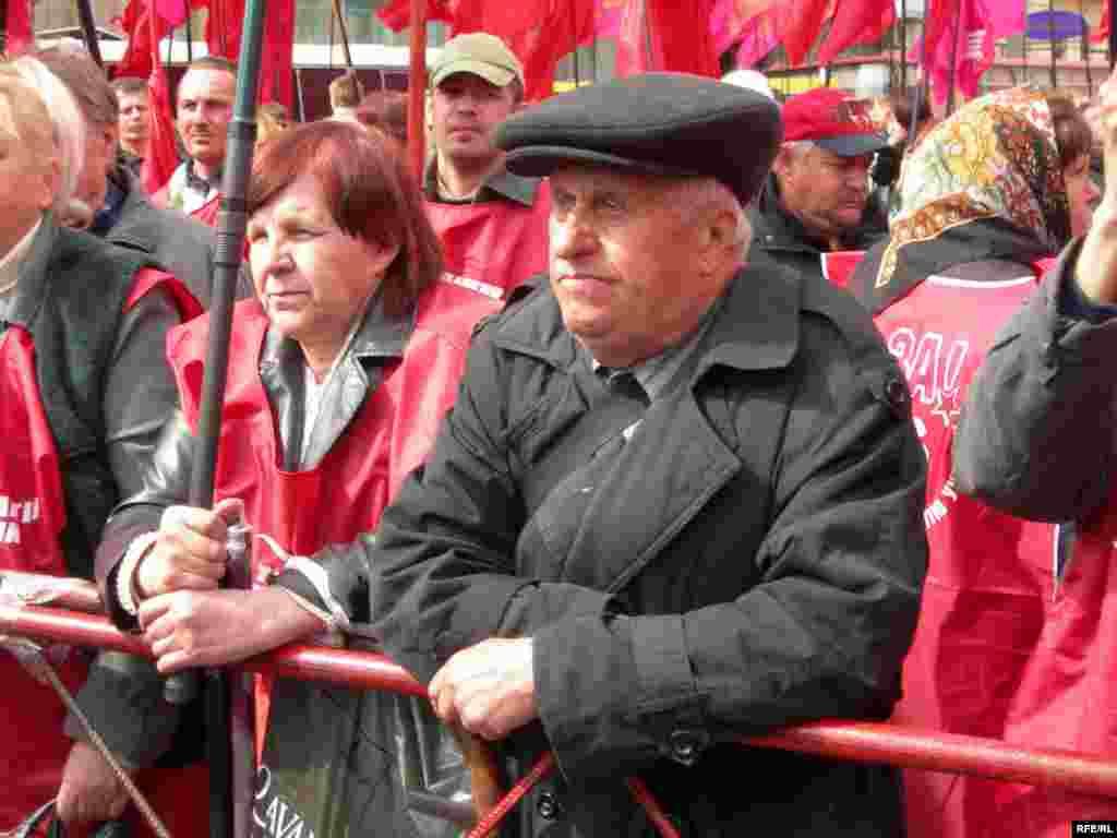Protests near the Constitutional Court in Kyiv on April 19 (RFE/RL)
